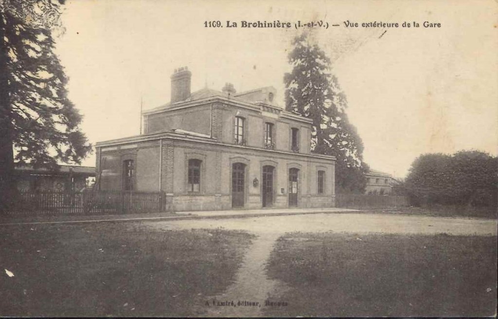 1109 - La Brohinière - Vue extérieure de la gare.jpg