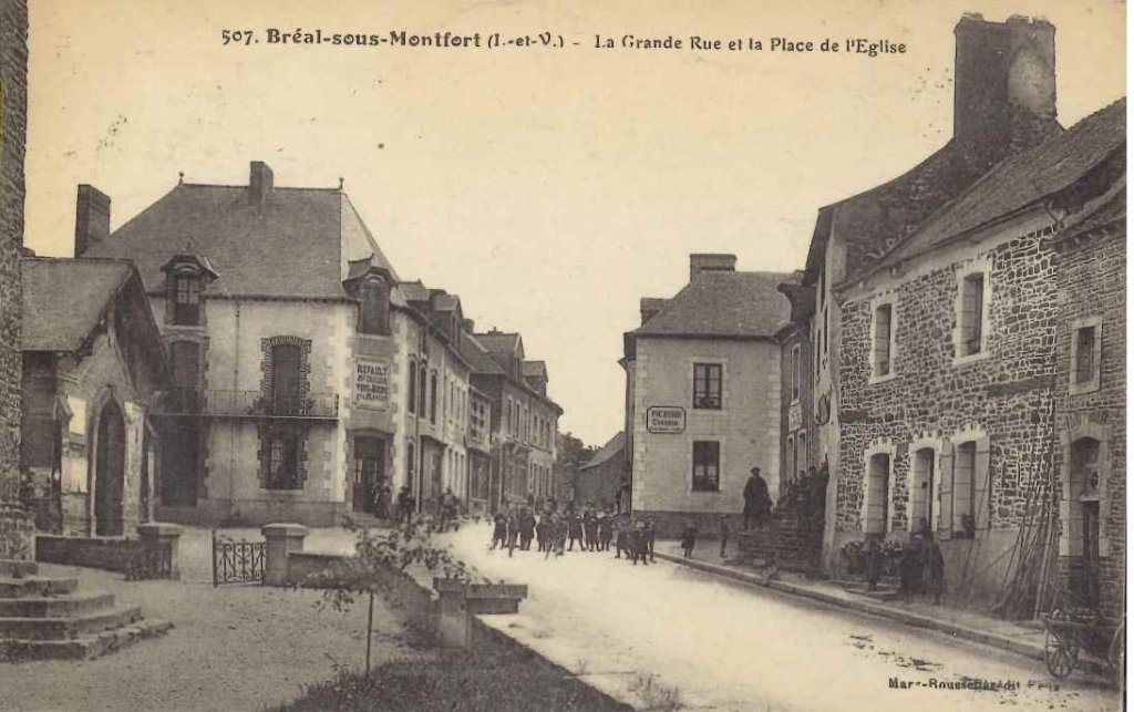 507 - Bréal sous Montfort - La grande rue et la place de l'église.jpg