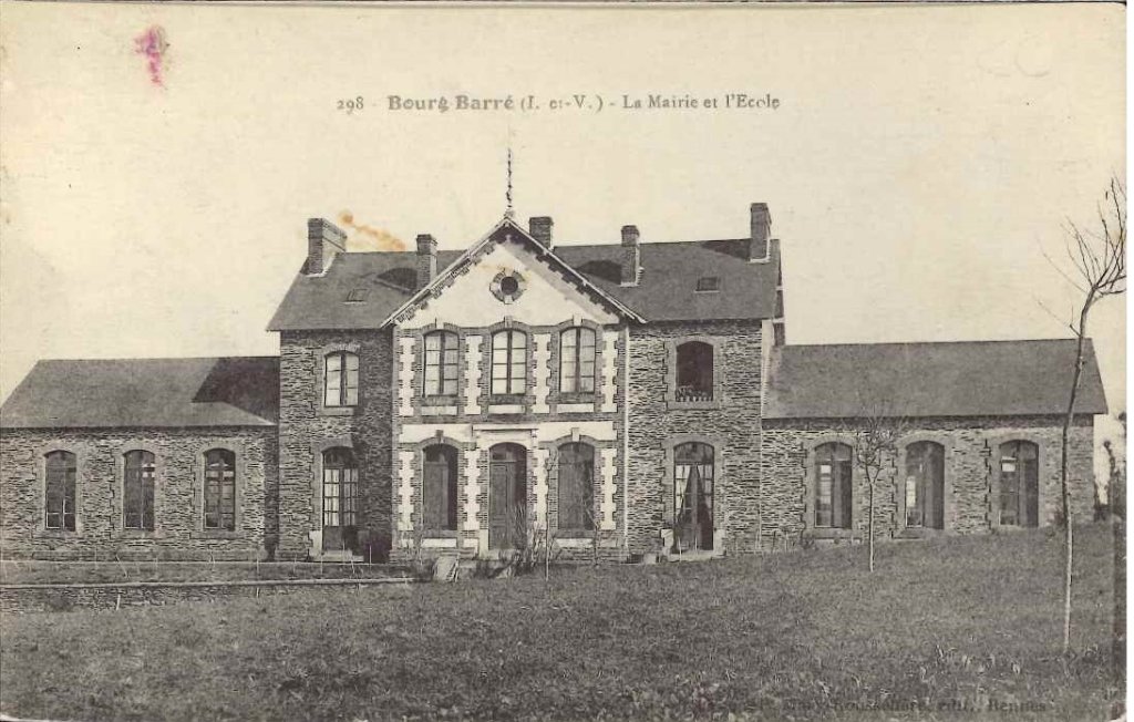 298 - BourgBarré - La mairie et l'école.jpg