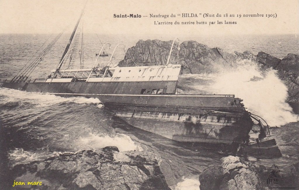 Saint-Malo - Naufrage du Hilda - L'arrière du navire battu par les lames.jpg
