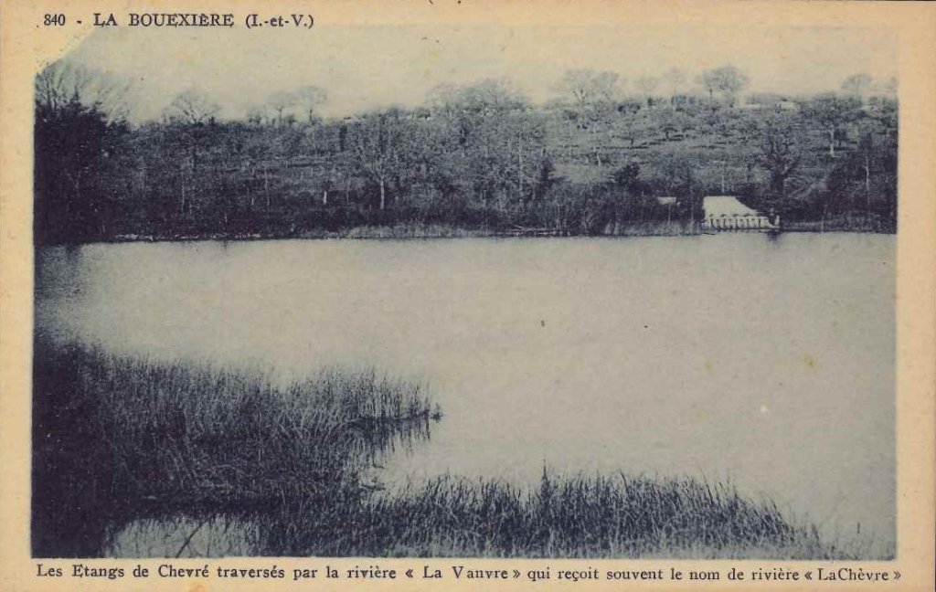 840 - La Bouéxière - Les étangs de Chevré traversés par la rivière....jpg