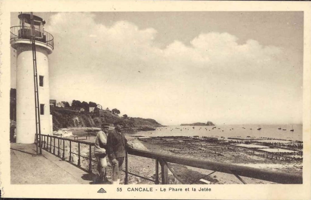 55 - Cancale - Le phare et la jetée.jpg