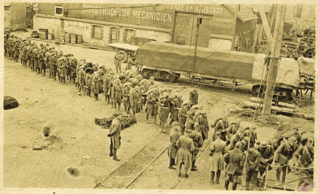 44-St-Nazaire - 1919 - Des Soldats Américaines_ou Sammies_embarquent sur le _Edward Luckenback_pour un retour au Pays de l'Oncle Sam -Photo_Carte.jpg