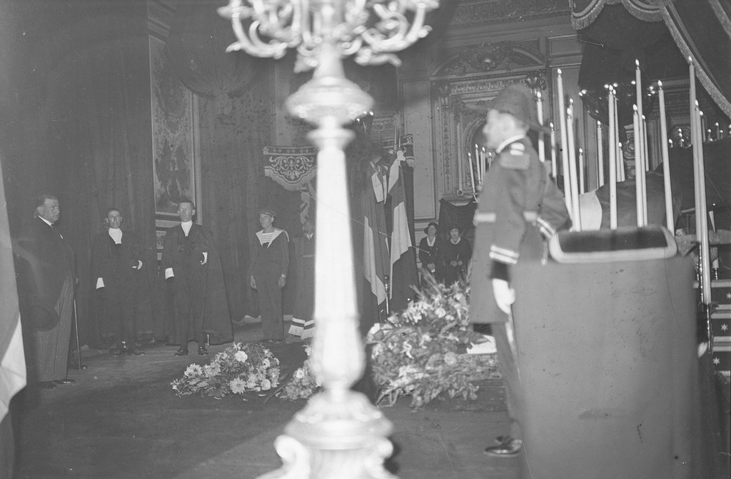 Président Daladier devant le catafalque de George Leygues.jpg