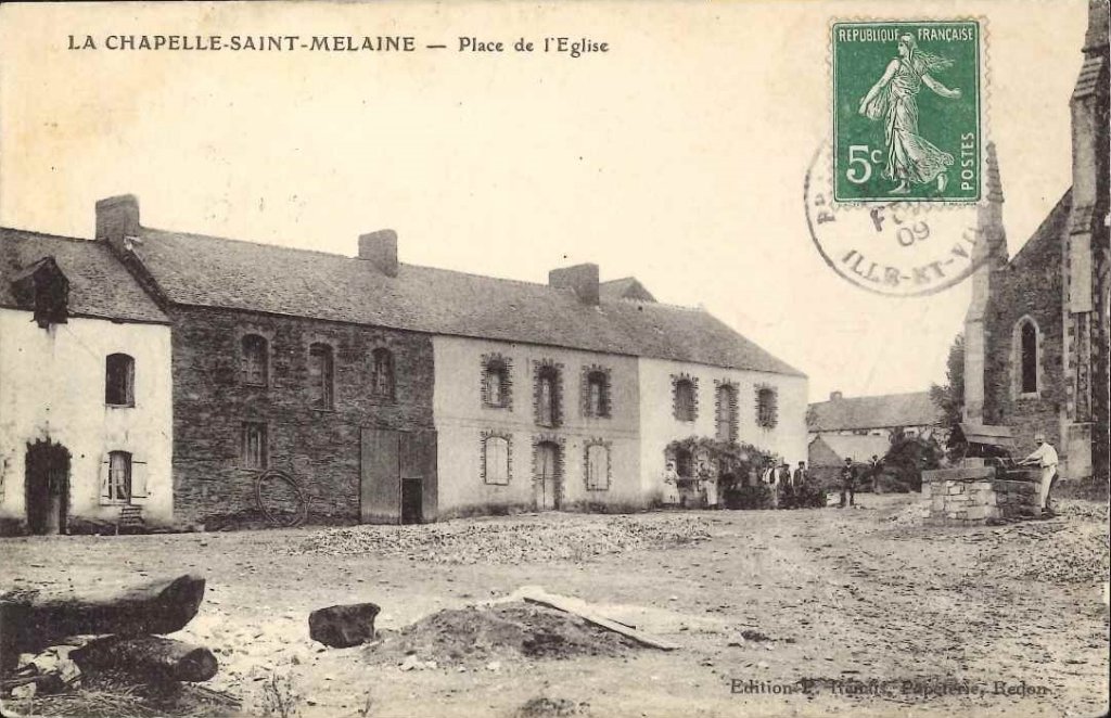 La Chapelle Saint Melaine - Place de l'église.jpg
