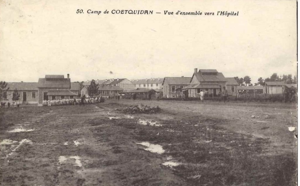 50 - Camp de Coëtquidan - vue d'ensemble vers l'hôpital.jpg