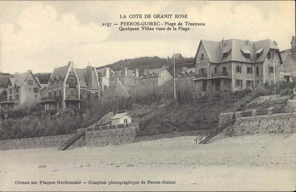 2157 - Perros Guirec - plage de trestraou - quelques villas vues de la plage.jpg