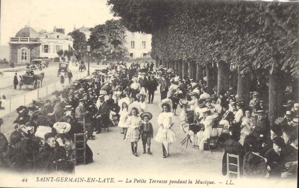 44 - Saint Germain En Laye - La petite terrasse pendant la musique.jpg