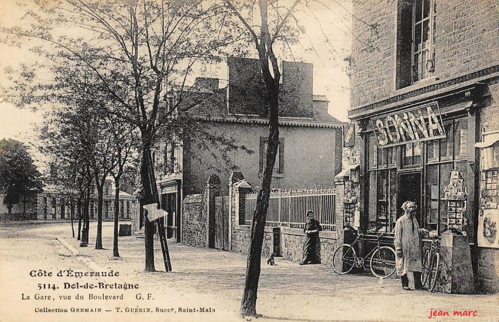 Dol-de-Bretagne - La Gare, vue du Boulevard.jpg