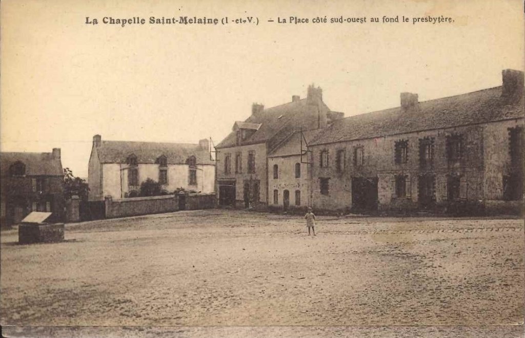 La Chapelle Saint Melaine - La place sud-ouest au fond le presbytère.jpg