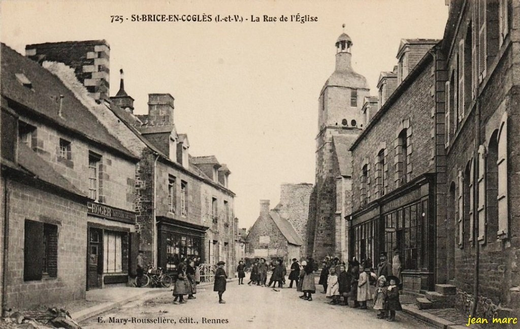 Saint-Brice-en-Coglès - La rue de l'Église.jpg