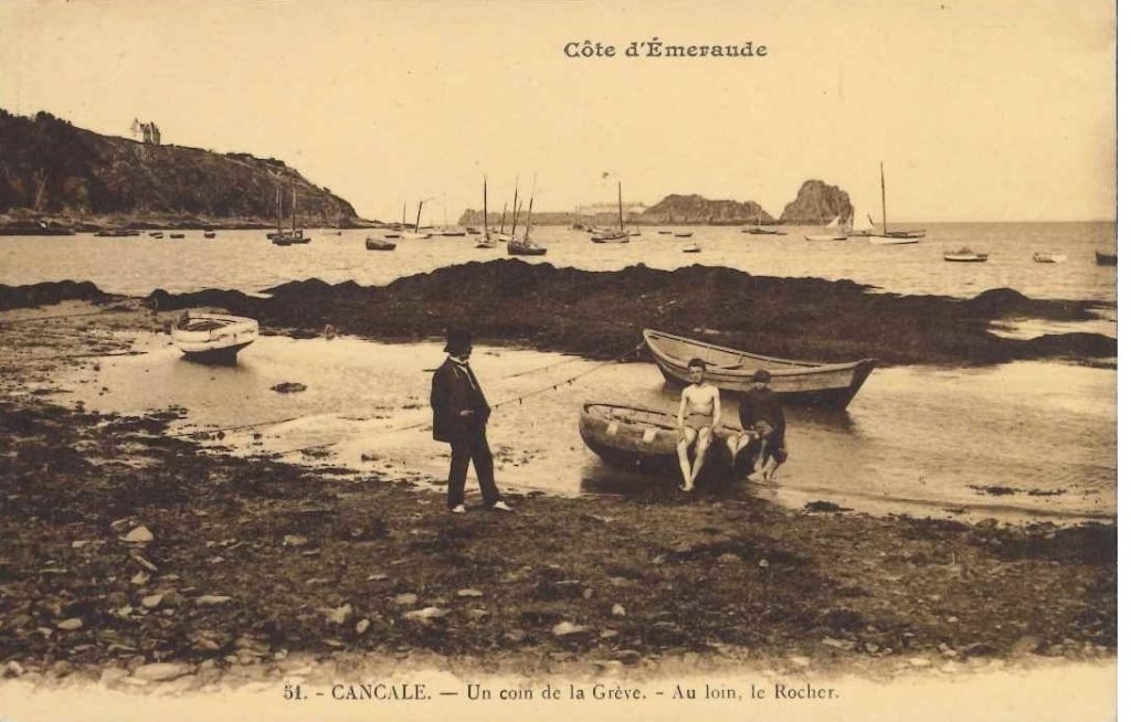 51 - Cancale - Un coin de la grève - Au loin, le rocher.jpg