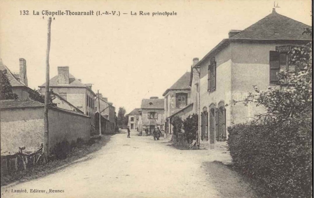 132 - La Chapelle Thouarault - La rue principale.jpg
