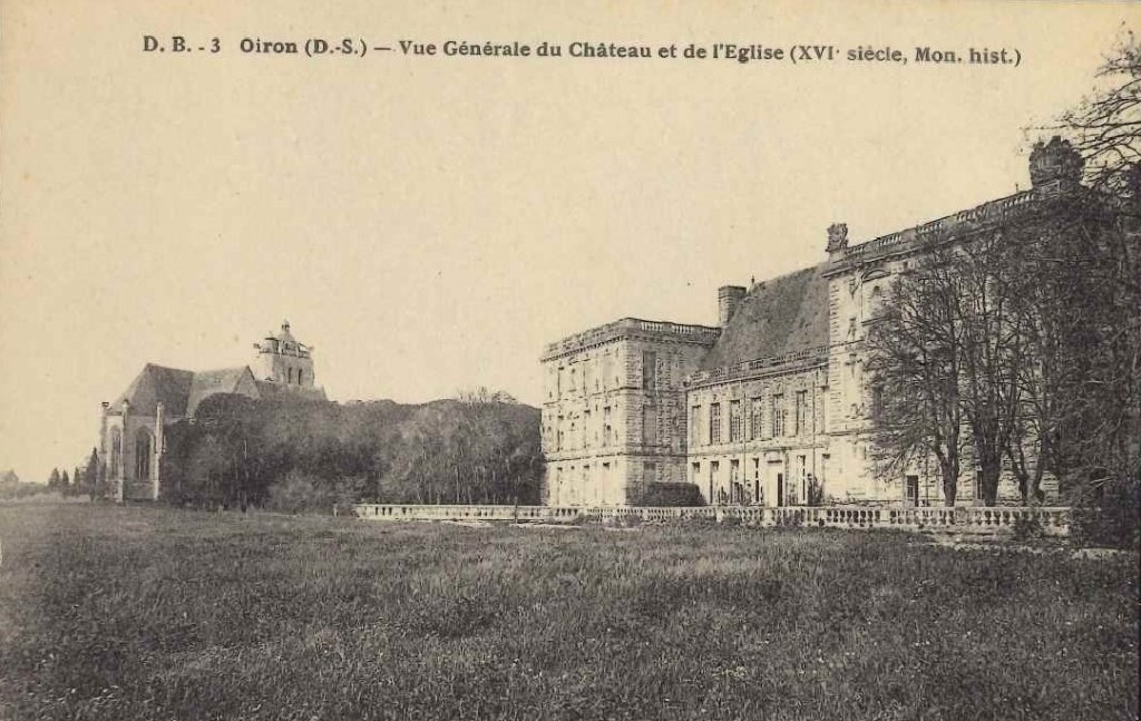 3 - Oiron - Vue générale du château et de l'église.jpg