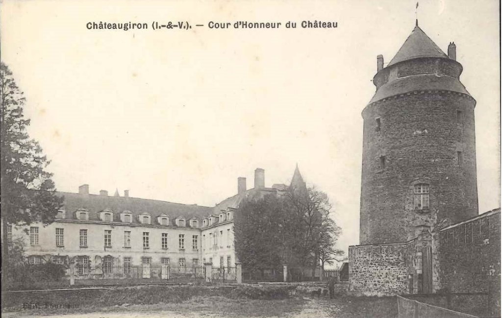Châteaugiron - Cour d'honneur du château.jpg