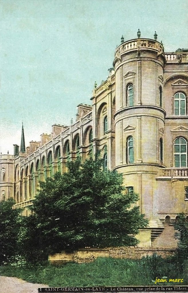 Saint-Germain-en-Laye - Le Château, vue prise de la rue Thiers.jpg