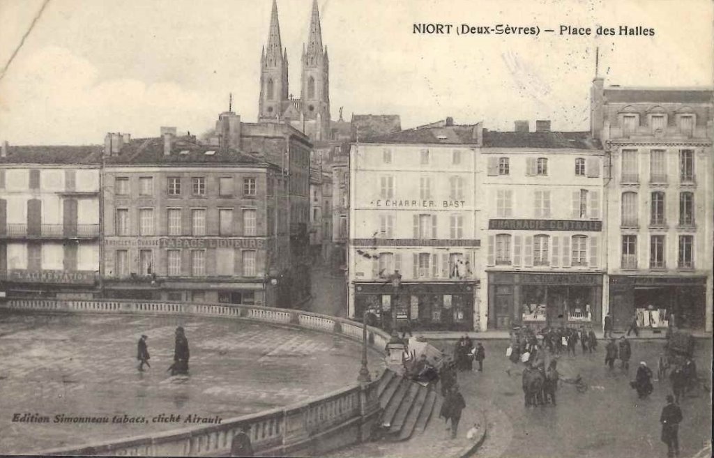 Niort - Place des halles.jpg