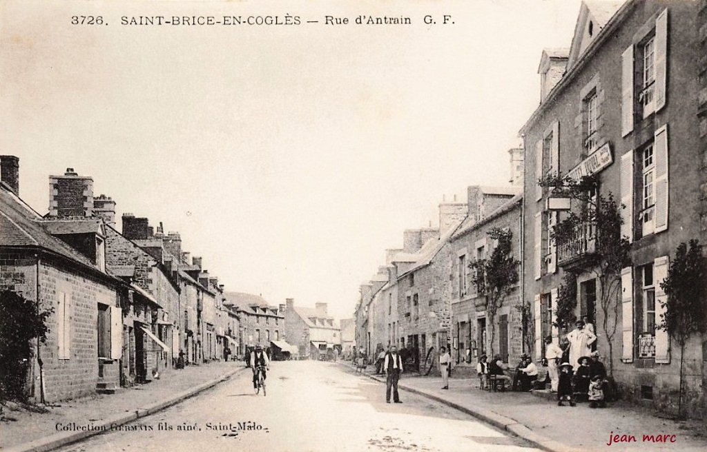Saint-Brice-en-Coglès - La rue d'Antrain.jpg