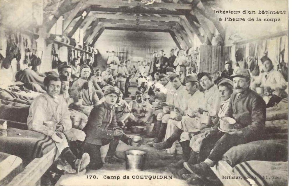 178 - Camp de Coëtquidan - Intérieur d'un bâtiment à l'heure de la soupe.jpg
