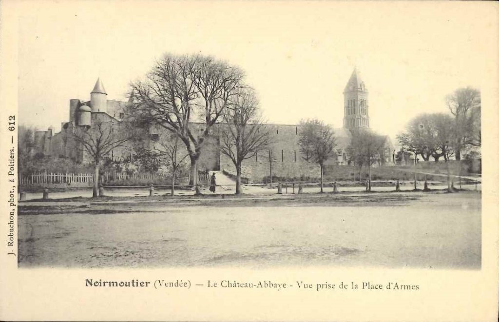 Noirmoutier - Le château Abbaye - Vue prise de la place d'armes.jpg