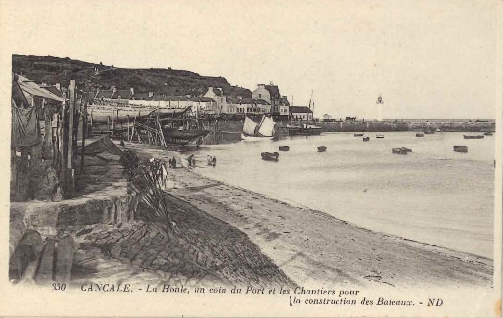 350 - Cancale - La houle, un coin du port et les chantiers pour la construction des bateaux.jpg