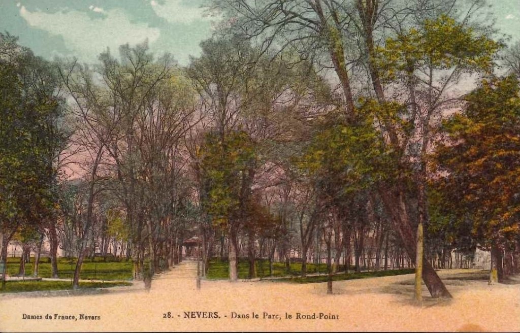 28 - Nevers - Dans le parc, le rond-point.jpg