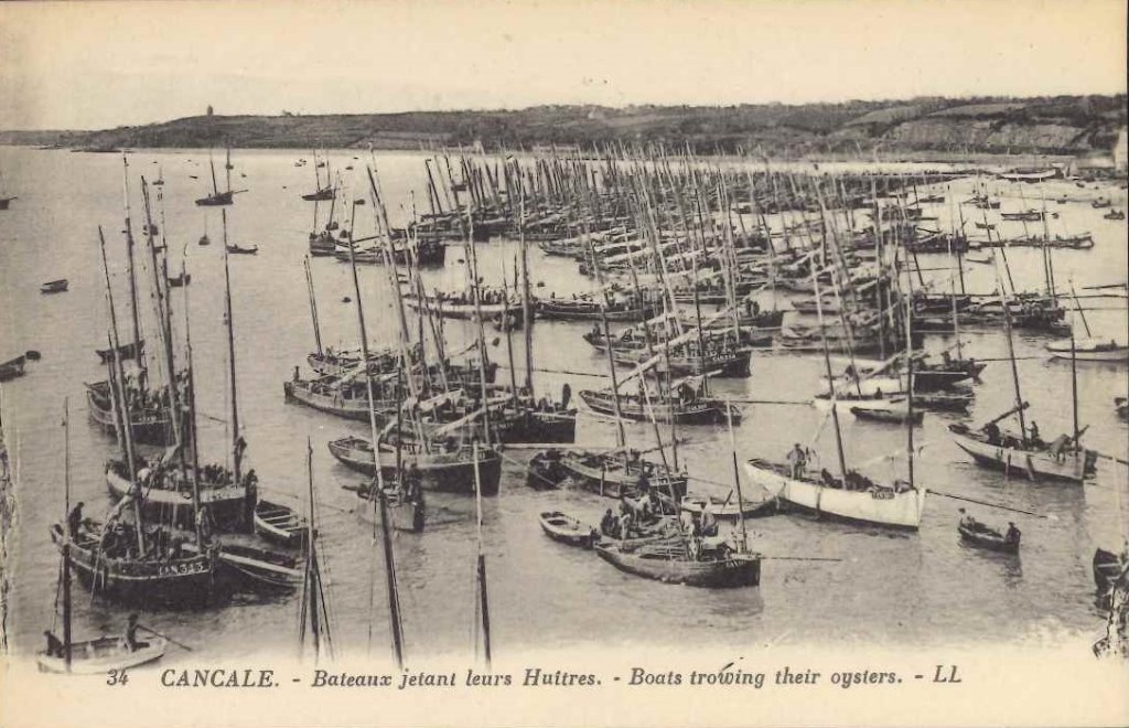 34 - Cancale - Bateaux jetant leurs huitres.jpg