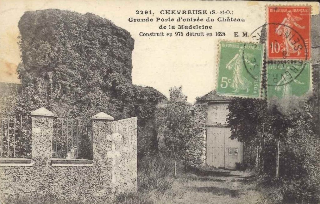 2291 - Chevreuse - Grande porte d'entrée du château de la madeleine.jpg