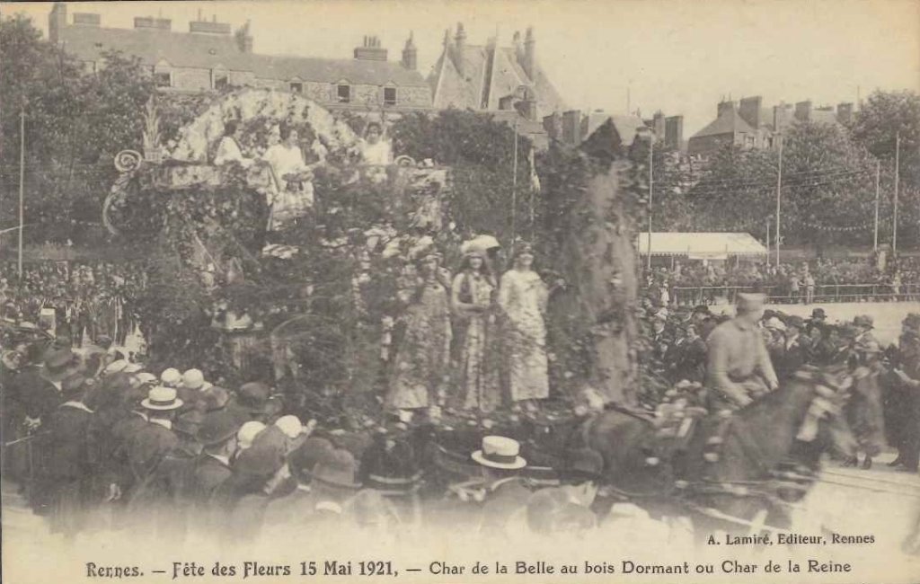 Rennes - Fête des fleurs 15 mai 1921 - Char de la belle au bois dormant ou char de la reine.jpg