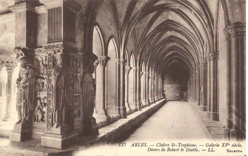 137 - Arles - Cloître St-Trophine - galerie XVè.jpg