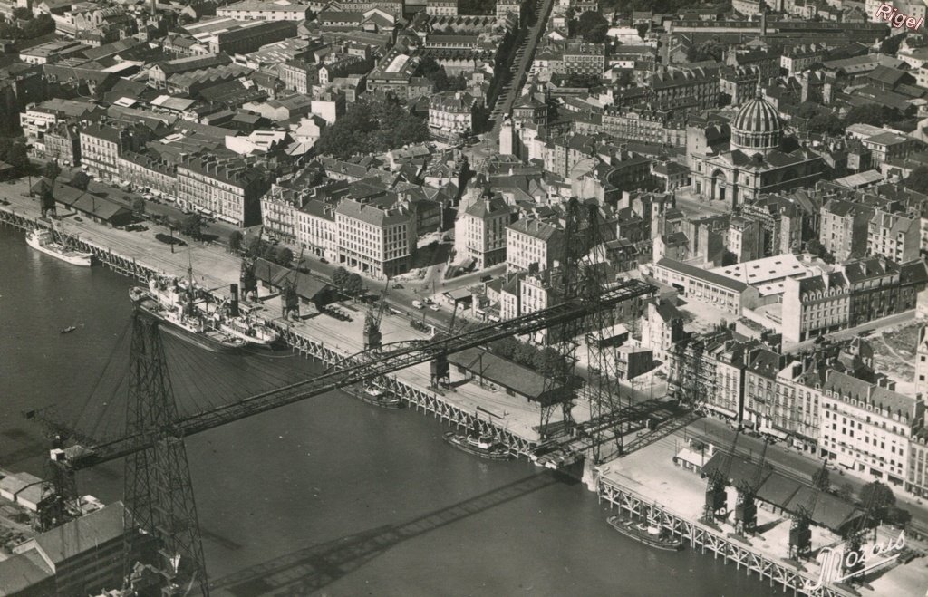 44-Nantes _L-I_ Vue aérienne du Port et du Pont Transbordeur - 1929 Editions Nozais.jpg