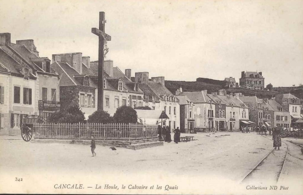 342 - Cancale - La houle, le calvaire et les quais.jpg