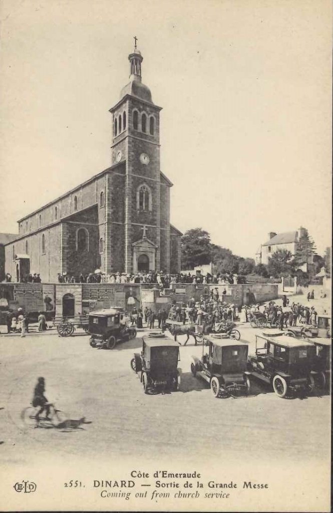 2551 - Dinard - Sortie de la grande messe.jpg