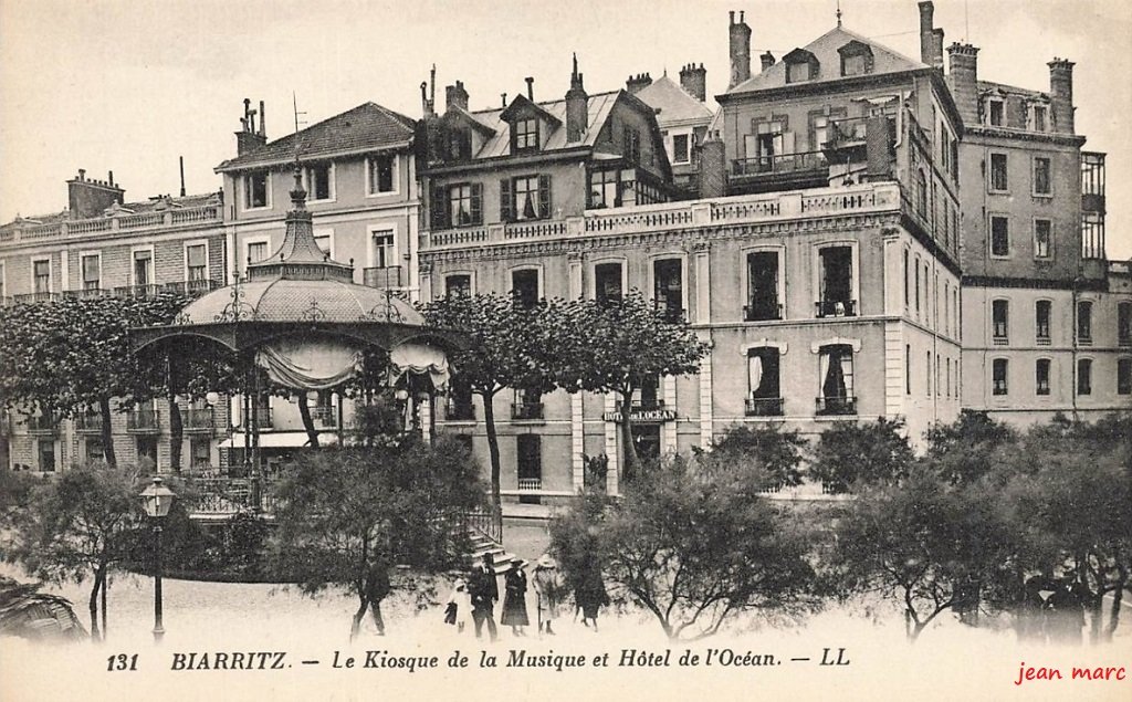 Biarritz - Le Kiosque de la musique et Hôtel de l'Océan.jpg