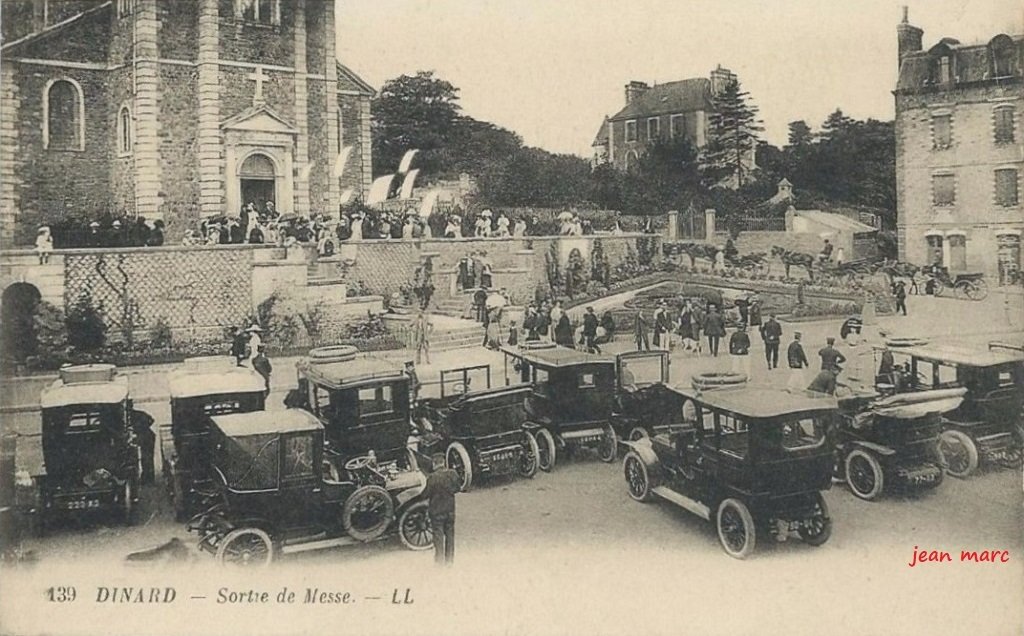 Dinard - Sortie de messe.jpg