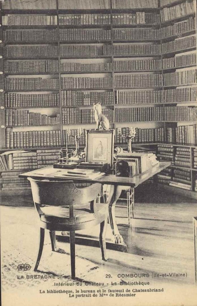 29 - Combourg - Intérieur du château - La biblithèque.jpg