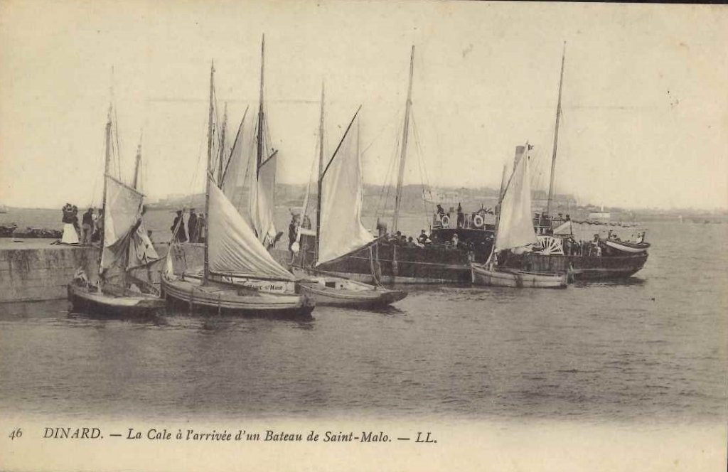 46 - Dinard - La cale à l'arrivée d'un bateau de saint malo.jpg