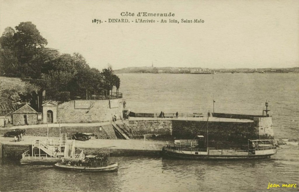 Dinard - L'Arrivée, au loin Saint-Malo.jpg