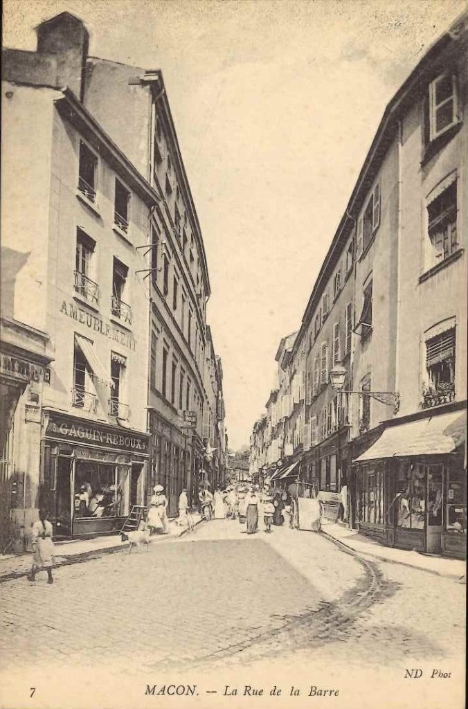 7 - Macon - la rue de la barre.jpg