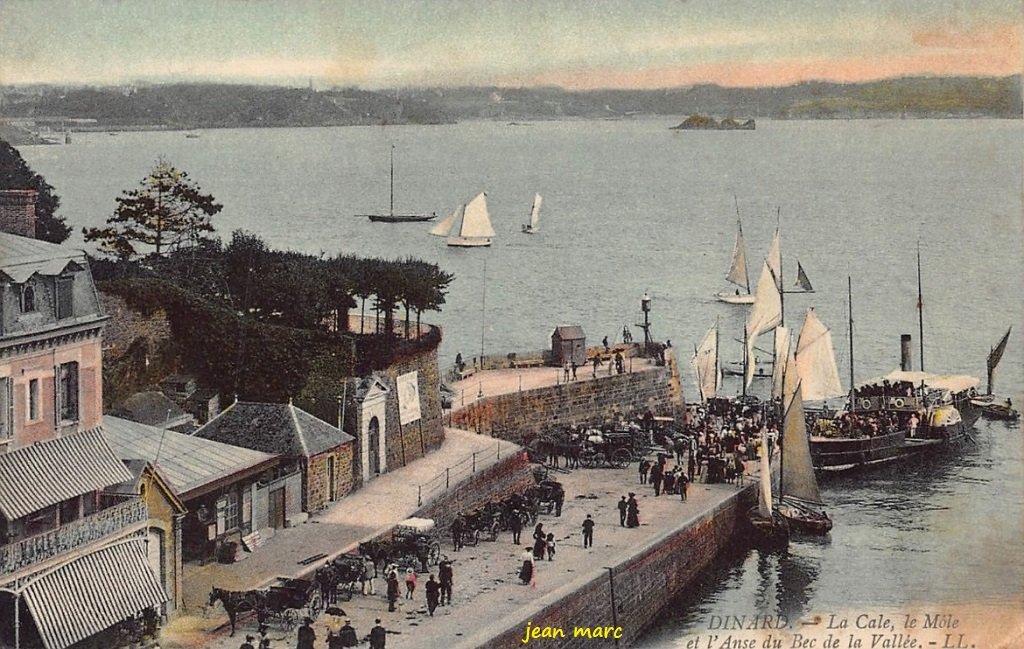 Dinard - La Cale, le Môle et l'Anse du Bec de la Vallée.jpg