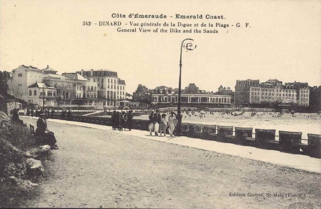 542 - Dinard - Vue générale de la digue et de la plage.jpg