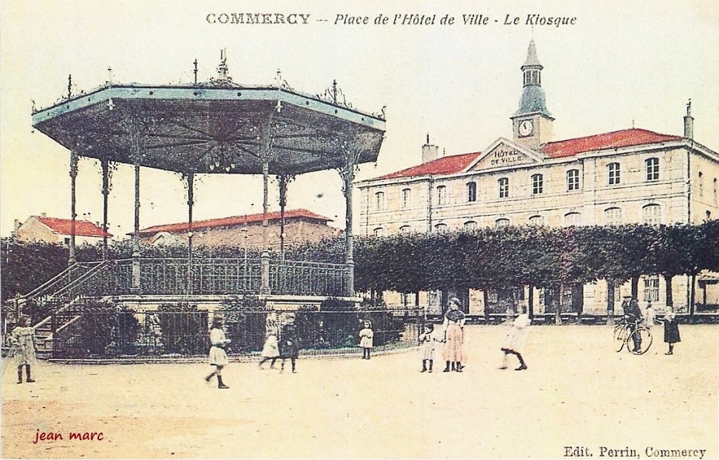 Commercy - Place de l'Hôtel de Ville - Le Kiosque.jpg