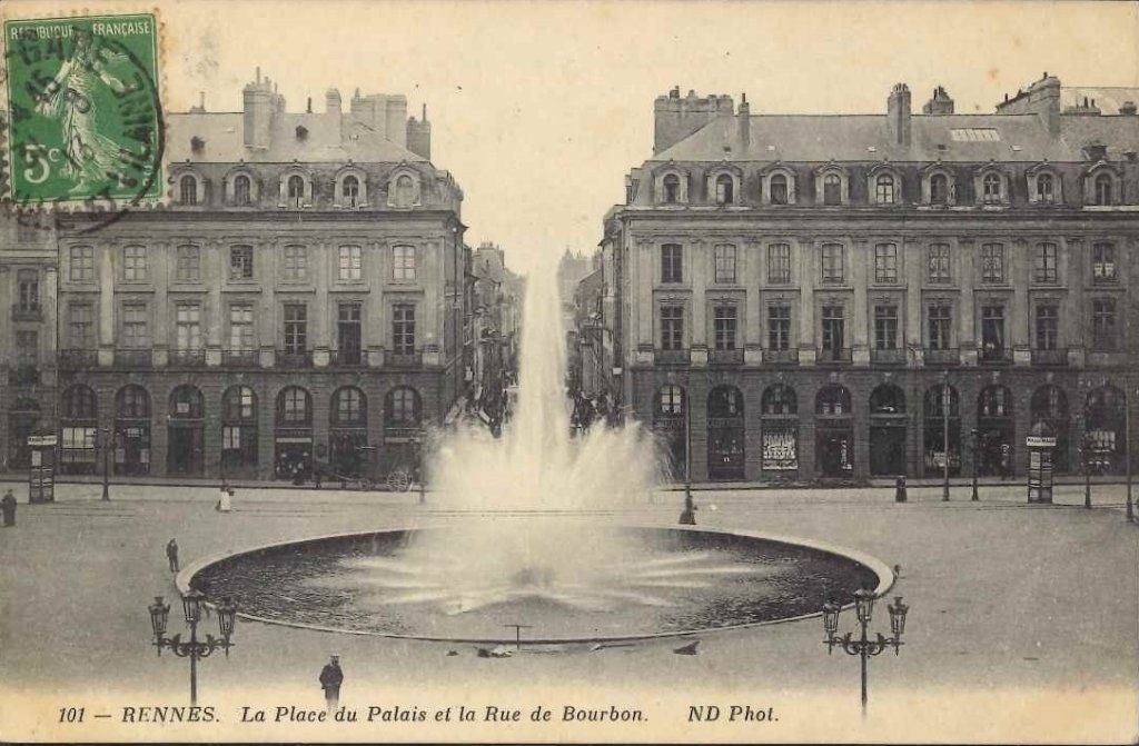 101 - Rennes - La place du palais et la rue de Bourbon.jpg