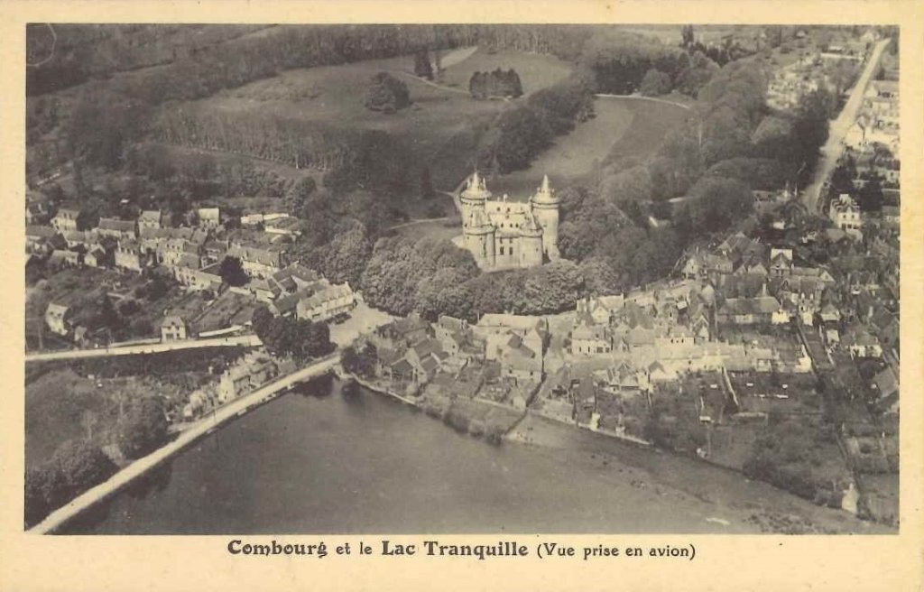 Combourg et le lac tranquille (vue prise en avion).jpg