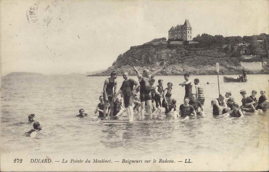 172 - Dinard - La pointe du moulinet - baigneurs sur le radeau.jpg