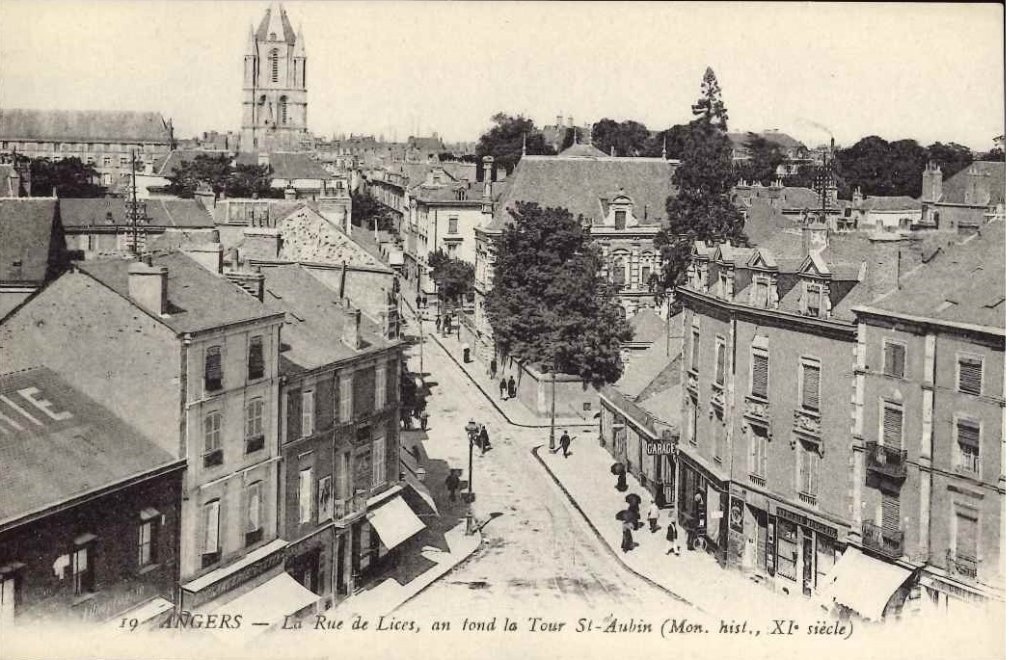 19 - Angers - La rue des lices, au fond la tour st aubin.jpg