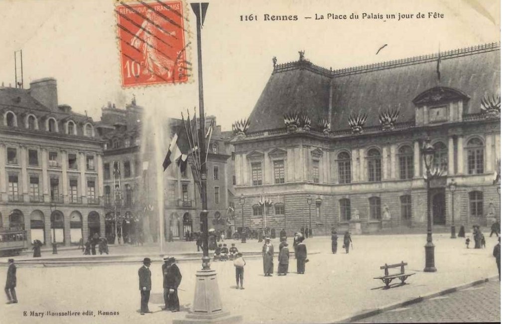 1161 - Rennes - La place du palais un jour de fête.jpg