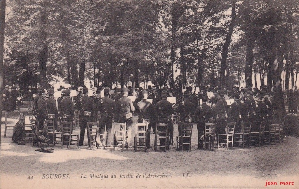 Bourges - La musique au Jardin de l'Archevêché.jpg