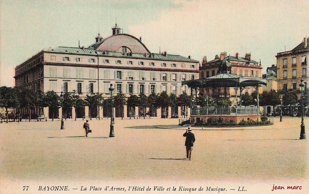 Bayonne - La Place d'Armes, l'Hôtel de Ville et le Kiosque.jpg