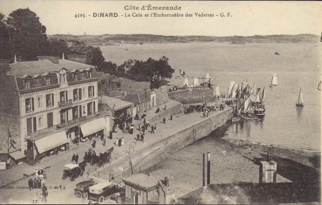 4505 - Dinard - La cale et l'embarcadère des vedettes.jpg
